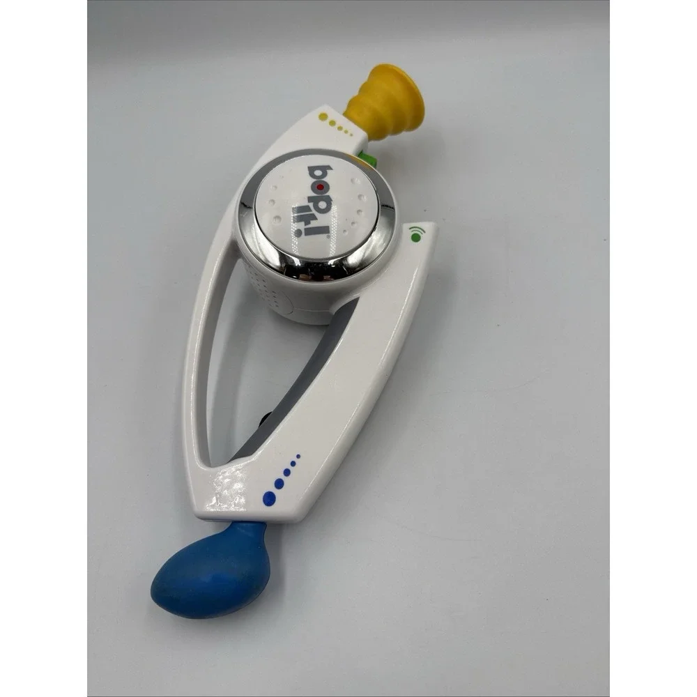 Bop It! White Talking Handheld Game With Shout 2008 Hasbro C-290B